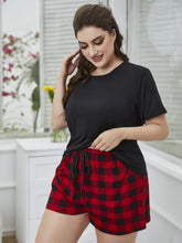 Carregar imagem no visualizador da galeria, Conjunto de camiseta plus size com gola redonda e shorts xadrez
