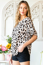 Carregar imagem no visualizador da galeria, Blusa leopardo com gola redonda e bainha curvada
