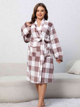 Carregar imagem no visualizador da galeria, Plus Size Plaid Tie Front Robe with Pockets
