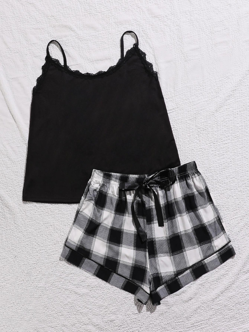 Conjunto de pijama plus size com acabamento em renda e gola redonda e shorts estampados