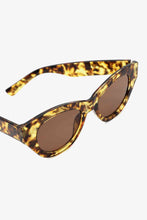 Carregar imagem no visualizador da galeria, Tortoiseshell Polycarbonate Wayfarer Sunglasses
