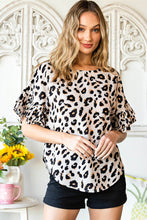 Carregar imagem no visualizador da galeria, Blusa leopardo com gola redonda e bainha curvada
