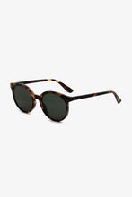 Carregar imagem no visualizador da galeria, Tortoiseshell Round Polycarbonate Sunglasses
