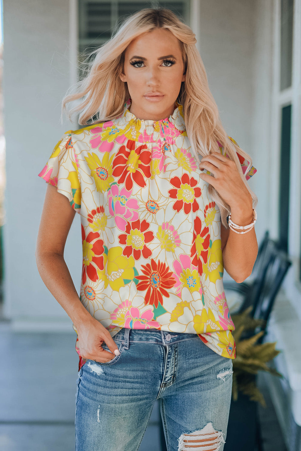 Blusa floral com babado e manga esvoaçante