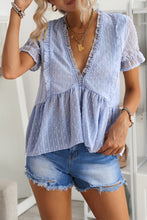 Carregar imagem no visualizador da galeria, Blusa Swiss Dot Deep V com babados
