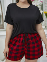 Carregar imagem no visualizador da galeria, Conjunto de camiseta plus size com gola redonda e shorts xadrez
