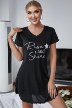 Carregar imagem no visualizador da galeria, RISE AND SHINE Vestido camiseta de renda contrastante com decote em V
