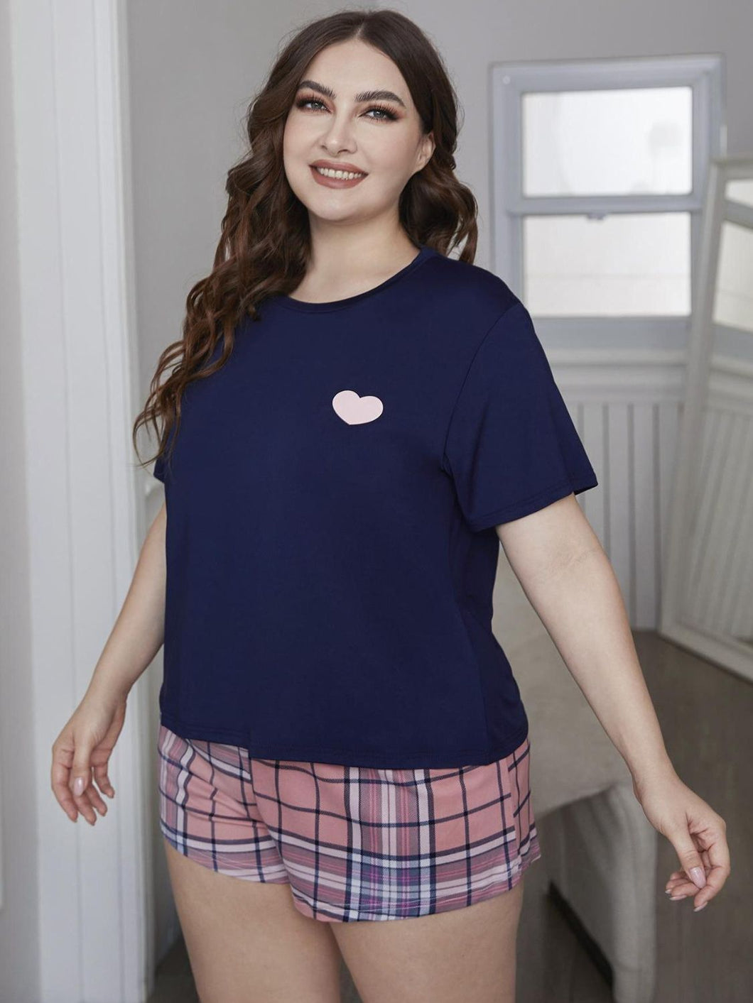 Conjunto de loungewear plus size com estampa de coração e shorts xadrez