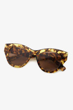 Carregar imagem no visualizador da galeria, Tortoiseshell Polycarbonate Wayfarer Sunglasses
