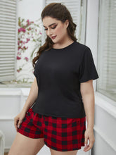 Carregar imagem no visualizador da galeria, Conjunto de camiseta plus size com gola redonda e shorts xadrez
