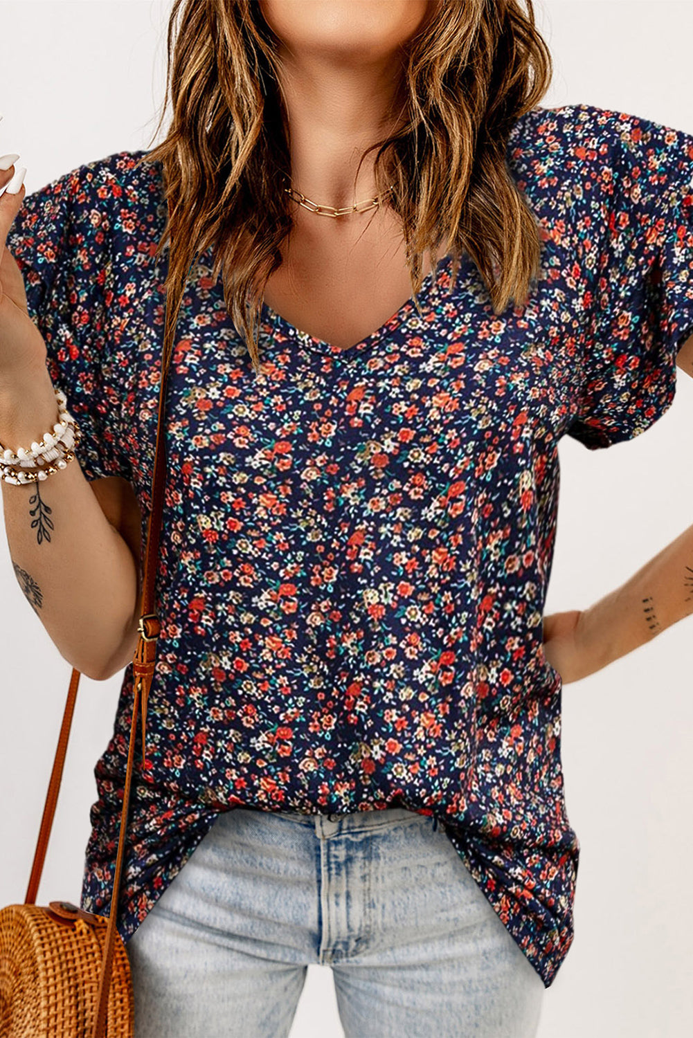 Blusa floral manga esvoaçante com decote em V