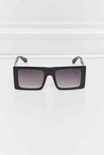 Carregar imagem no visualizador da galeria, Square Polycarbonate Sunglasses
