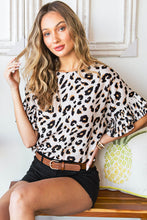 Carregar imagem no visualizador da galeria, Blusa leopardo com gola redonda e bainha curvada
