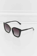 Carregar imagem no visualizador da galeria, Cat Eye Full Rim Polycarbonate Sunglasses
