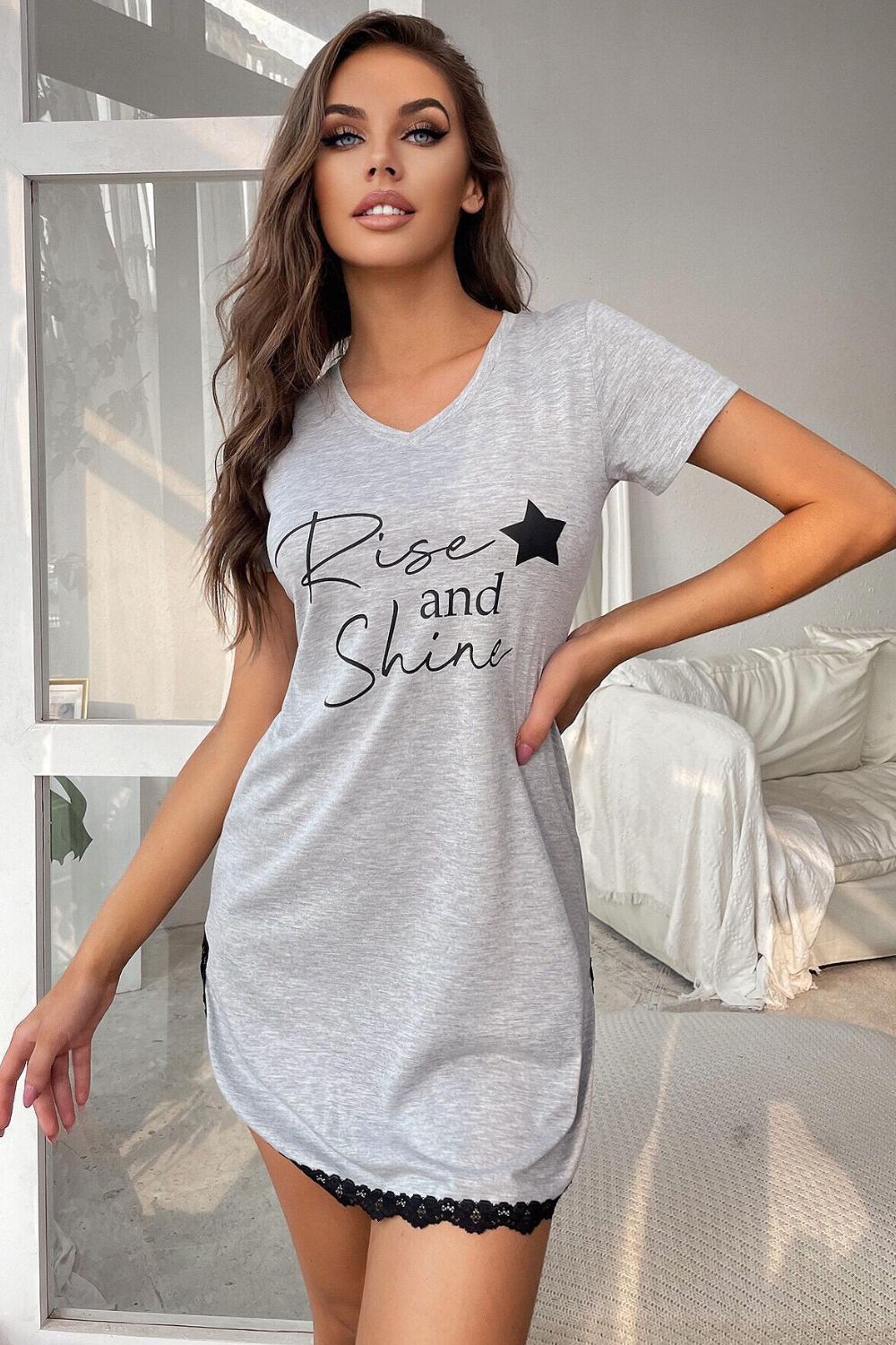 RISE AND SHINE Vestido camiseta de renda contrastante com decote em V