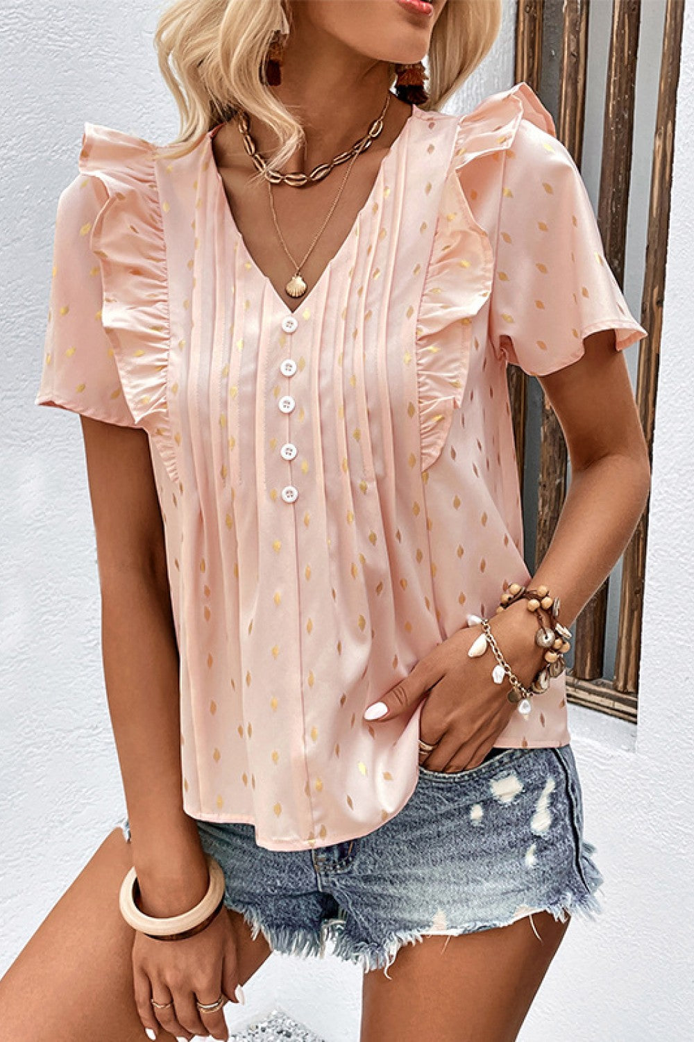 Blusa estampada com babados e detalhes plissados